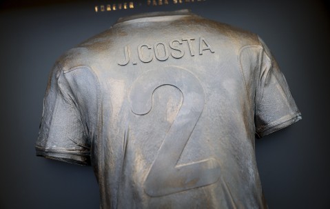 缅怀，葡萄牙足协为若塔和波尔图已故功勋若热-科斯塔立雕像